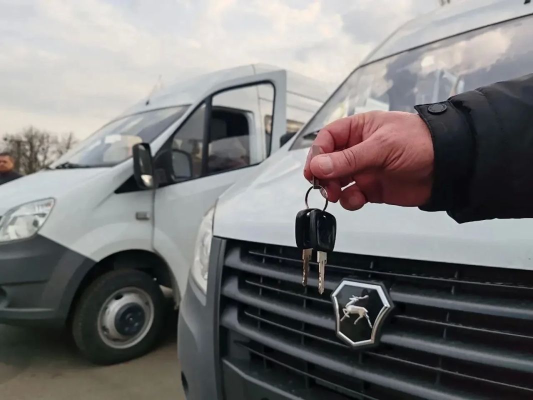 Леонид Пасечник: Уважаемые работники и ветераны автомобильного и пассажирского транспорта! Дорогие автомобилисты! Поздравляю вас с профессиональным праздником! Леонид Пасечник: Уважаемые работники и ветераны автомобильного и пассажирского транспорта! Дорогие автомобилисты! Поздравляю вас с профессиональным праздником!