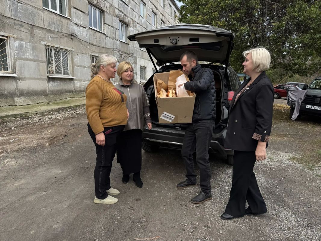 Сегодня рабочий день начался с поездки в ПВР — вместе с депутатами Светланой Евковой и Игорем Кишкиновым навестили земляков, временно проживающих в пункте размещения