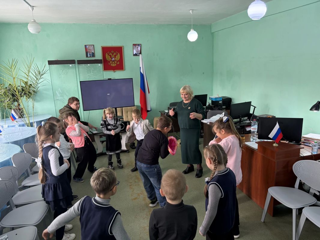 В Кировском историко-художественном музее была проведена образовательно-игровая программа «Игры народов России», для учащихся 1-А класса УВК №2 В Кировском историко-художественном музее была проведена образовательно-игровая программа «Игры народов России», для учащихся 1-А класса УВК №2