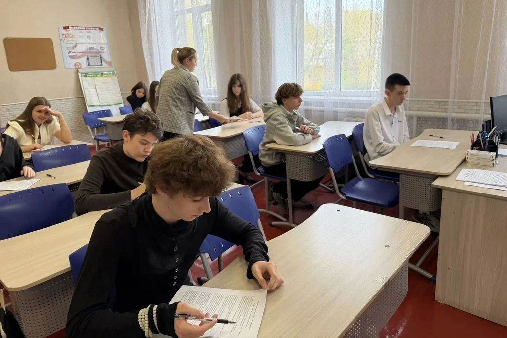 В Антрацитовском муниципалитете прошёл «Избирательный диктант» для старшеклассников В Антрацитовском муниципалитете прошёл «Избирательный диктант» для старшеклассников
