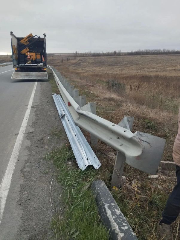 Поврежденное барьерное ограждение заменили на трассе Антрацит – Должанский Поврежденное барьерное ограждение заменили на трассе Антрацит – Должанский