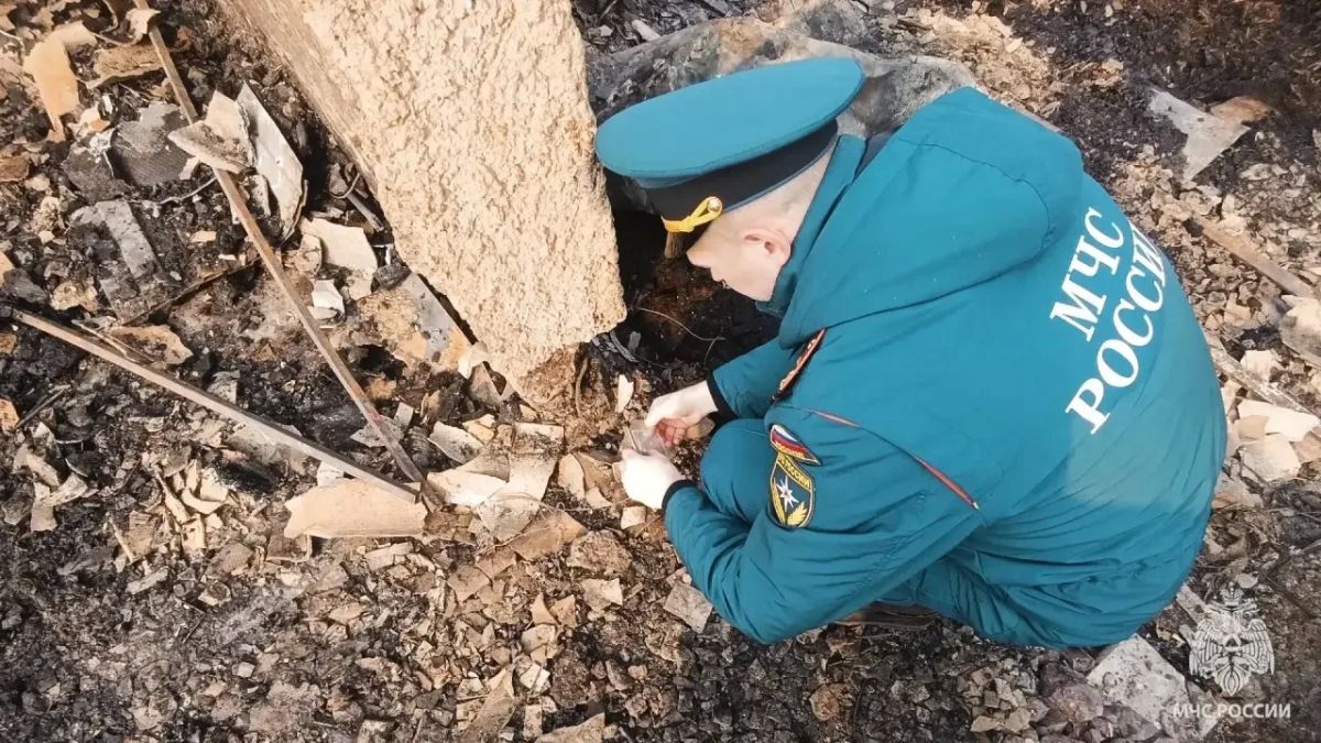 В Антраците пожар уничтожил жилой дом, пострадала женщина В Антраците пожар уничтожил жилой дом, пострадала женщина
