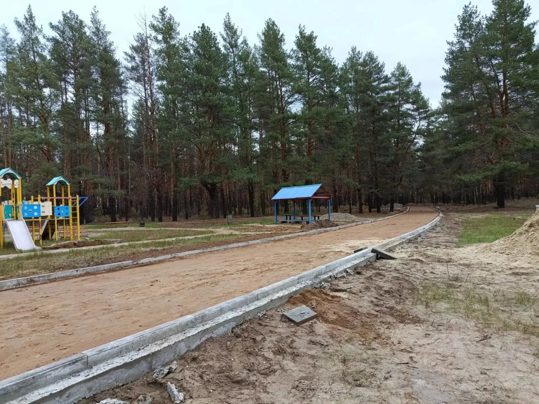 В Новоайдаре продолжается благоустройство парка «Дружба» В Новоайдаре продолжается благоустройство парка «Дружба»