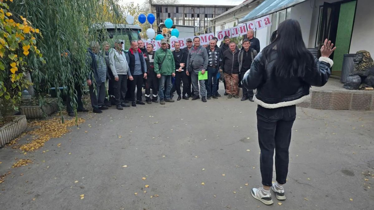 В Луганском комбинате зелёного хозяйства и благоустройства поздравили сотрудников с Днём автомобилиста В Луганском комбинате зелёного хозяйства и благоустройства поздравили сотрудников с Днём автомобилиста