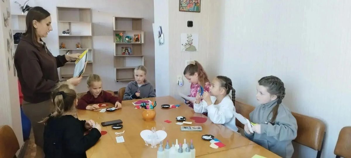 В преддверии Дня бабушек и дедушек в Лутугинском районном доме культуры прошла творческая мастерская