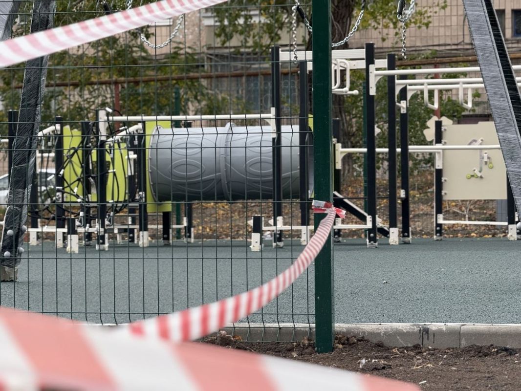 У Краснодонского ЗАГСа завершены основные работы по благоустройству детской площадки У Краснодонского ЗАГСа завершены основные работы по благоустройству детской площадки