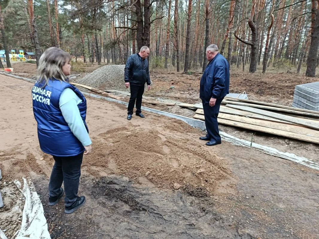 В Новоайдаре продолжается благоустройство парка «Дружба»
