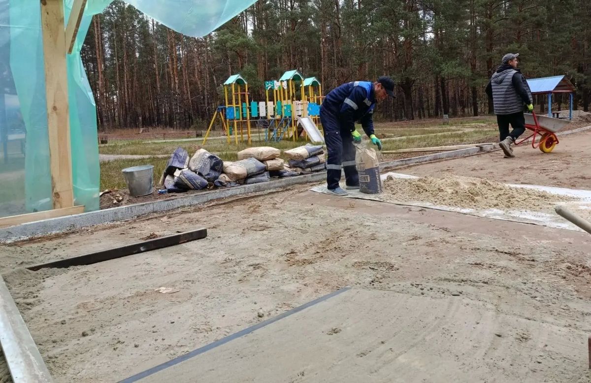 В Новоайдаре продолжается благоустройство парка «Дружба» В Новоайдаре продолжается благоустройство парка «Дружба»