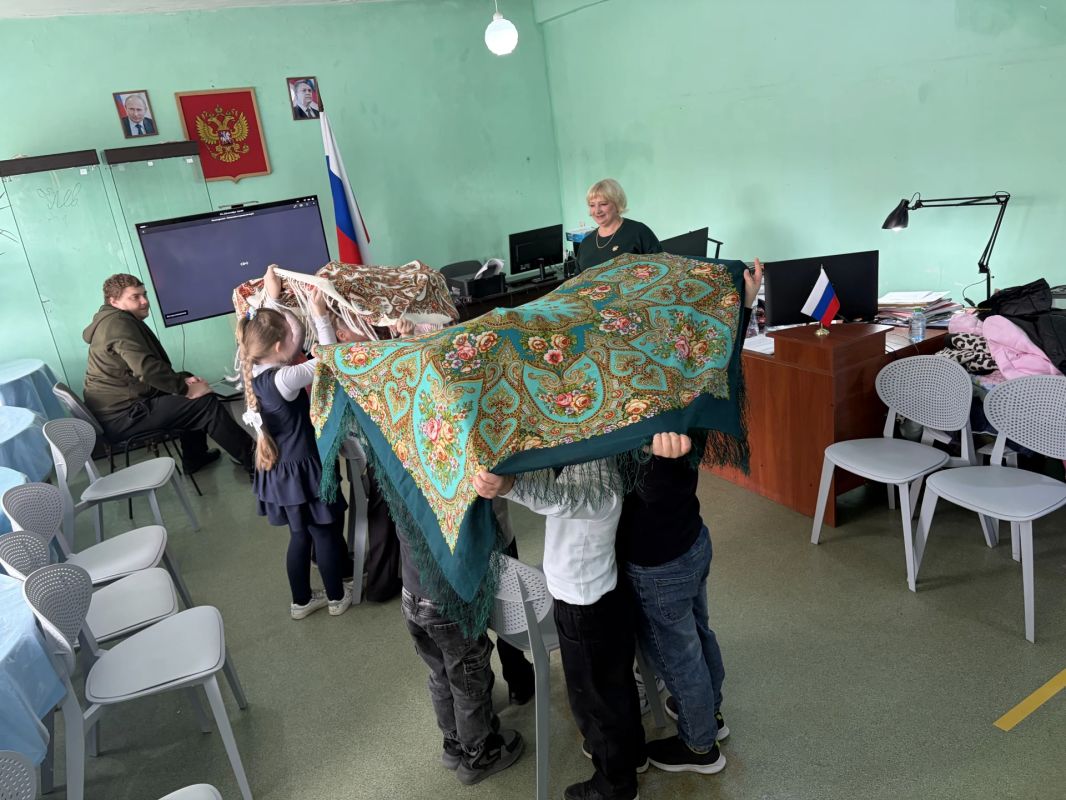 В Кировском историко-художественном музее была проведена образовательно-игровая программа «Игры народов России», для учащихся 1-А класса УВК №2 В Кировском историко-художественном музее была проведена образовательно-игровая программа «Игры народов России», для учащихся 1-А класса УВК №2