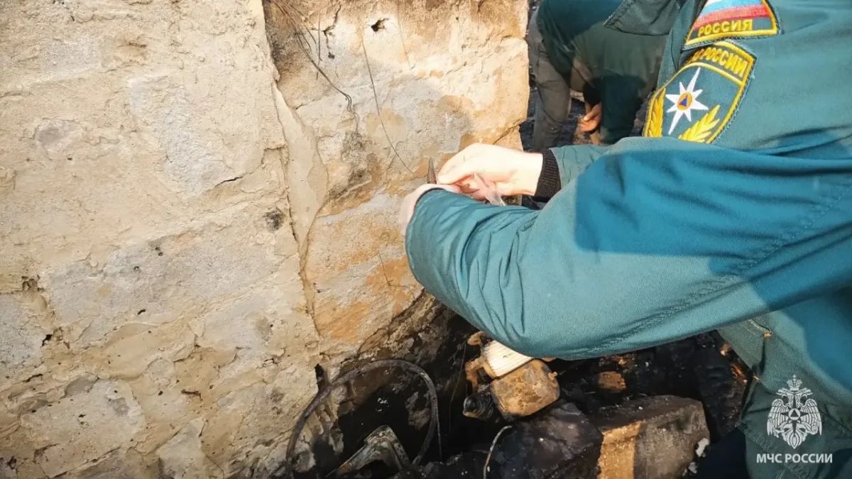В Антраците пожар уничтожил жилой дом, пострадала женщина В Антраците пожар уничтожил жилой дом, пострадала женщина