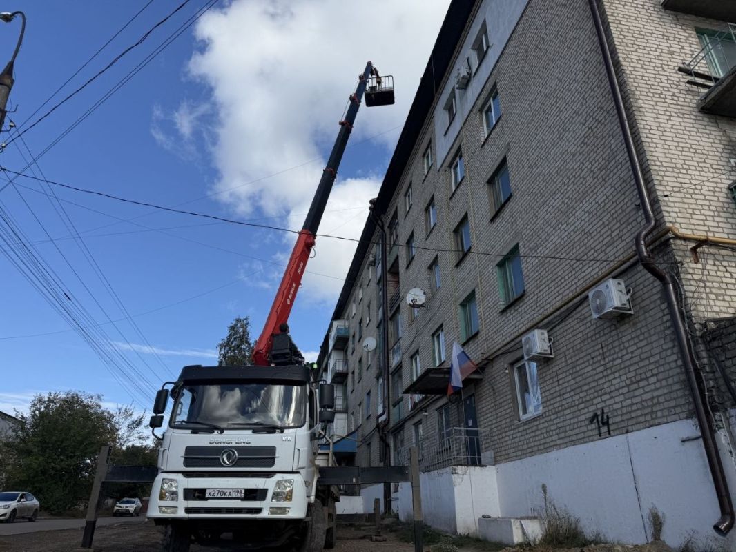 В поселке Краснодон полностью завершили ремонт кровли жилого дома В поселке Краснодон полностью завершили ремонт кровли жилого дома