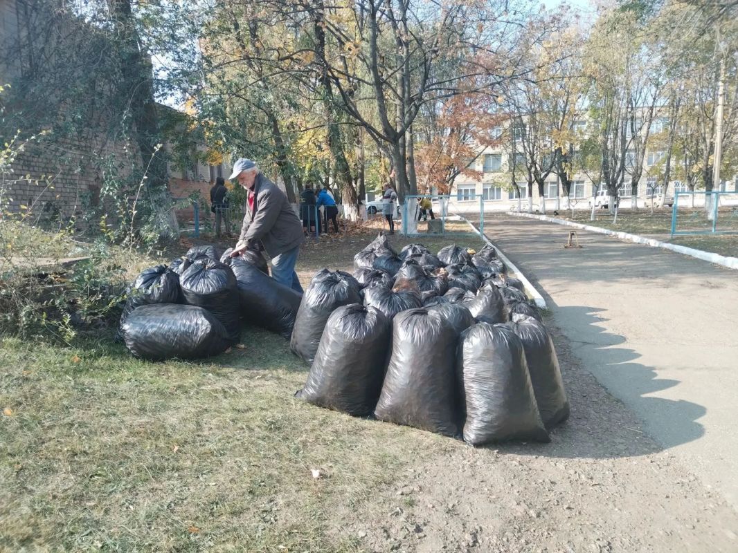 Продолжаются работы по благоустройству территорий в г. Молодогвардейске Продолжаются работы по благоустройству территорий в г. Молодогвардейске