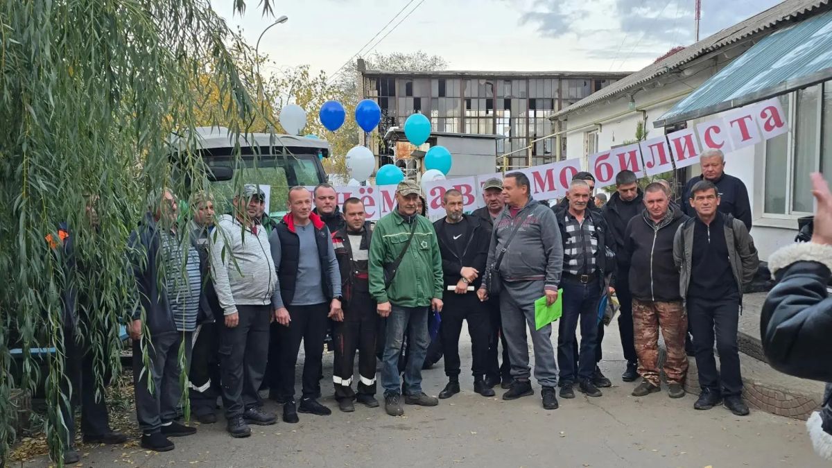 В Луганском комбинате зелёного хозяйства и благоустройства поздравили сотрудников с Днём автомобилиста В Луганском комбинате зелёного хозяйства и благоустройства поздравили сотрудников с Днём автомобилиста