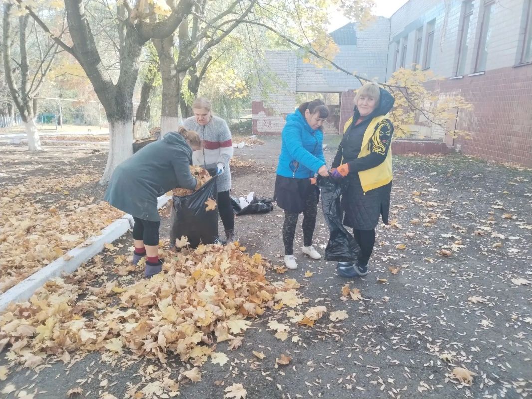 Продолжаются работы по благоустройству территорий в г. Молодогвардейске Продолжаются работы по благоустройству территорий в г. Молодогвардейске