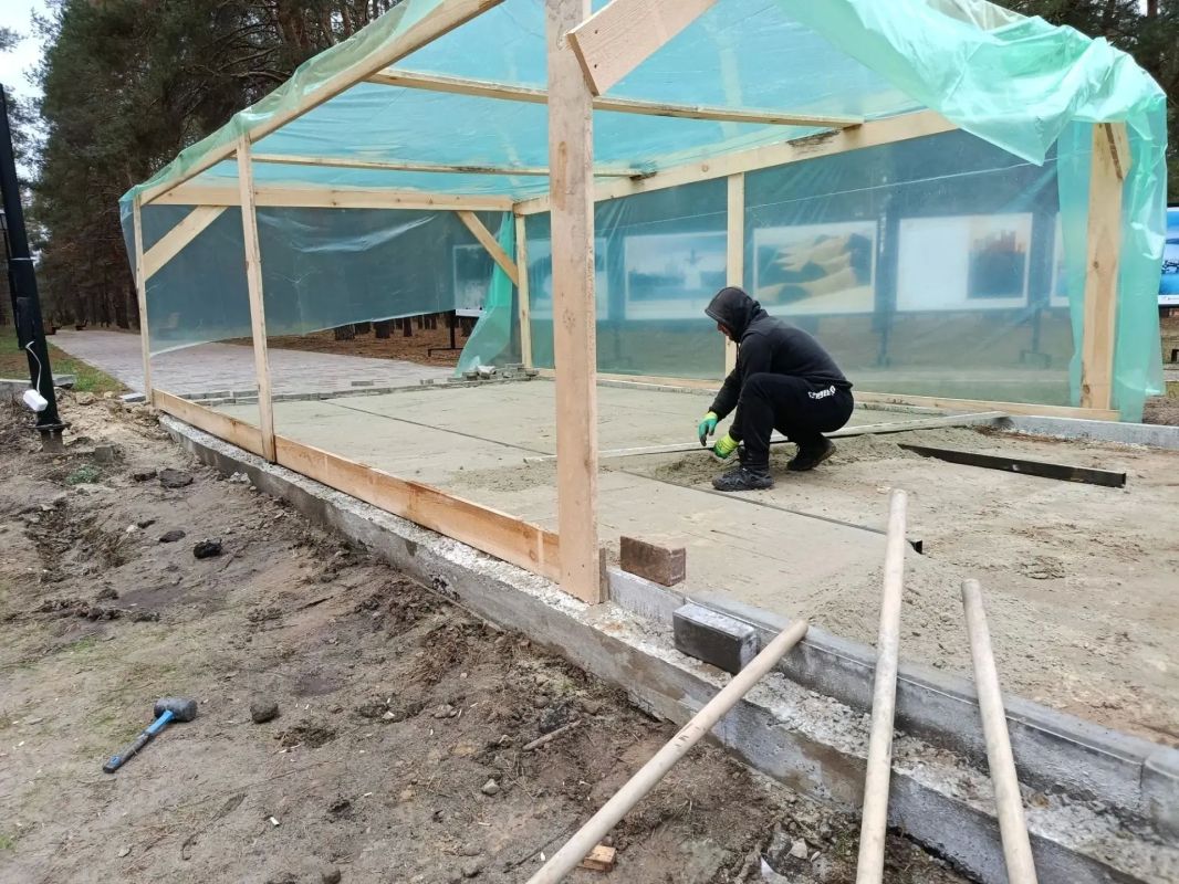В Новоайдаре продолжается благоустройство парка «Дружба» В Новоайдаре продолжается благоустройство парка «Дружба»