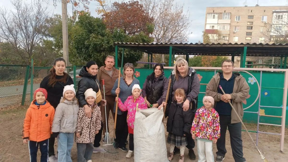 В Лутугинском УВК «Журавлик» воспитанники вместе с родителями приняли участие в экологической акции В Лутугинском УВК «Журавлик» воспитанники вместе с родителями приняли участие в экологической акции