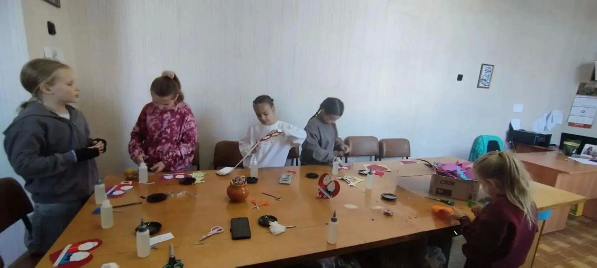 В преддверии Дня бабушек и дедушек в Лутугинском районном доме культуры прошла творческая мастерская В преддверии Дня бабушек и дедушек в Лутугинском районном доме культуры прошла творческая мастерская