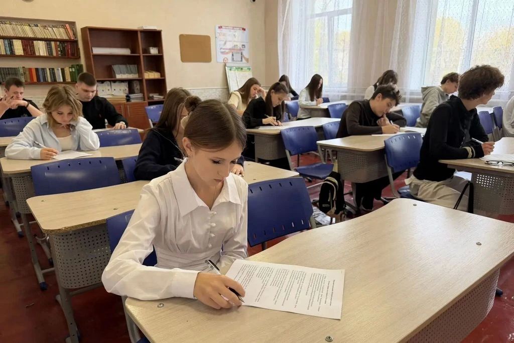 В Антрацитовском муниципалитете прошёл «Избирательный диктант» для старшеклассников