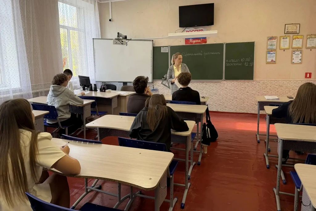 В Антрацитовском муниципалитете прошёл «Избирательный диктант» для старшеклассников В Антрацитовском муниципалитете прошёл «Избирательный диктант» для старшеклассников