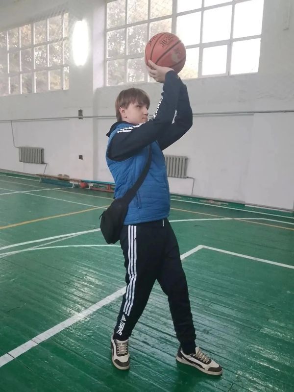 В Суходольском Дворце культуры имени Олега Кошевого инструктор по спорту Краснодонского центра физического здоровья населения «Спорт для всех» организовал и провел мастер-класс по баскетболу для юношей двух возрастных групп В Суходольском Дворце культуры имени Олега Кошевого инструктор по спорту Краснодонского центра физического здоровья населения «Спорт для всех» организовал и провел мастер-класс по баскетболу для юношей двух возрастных групп
