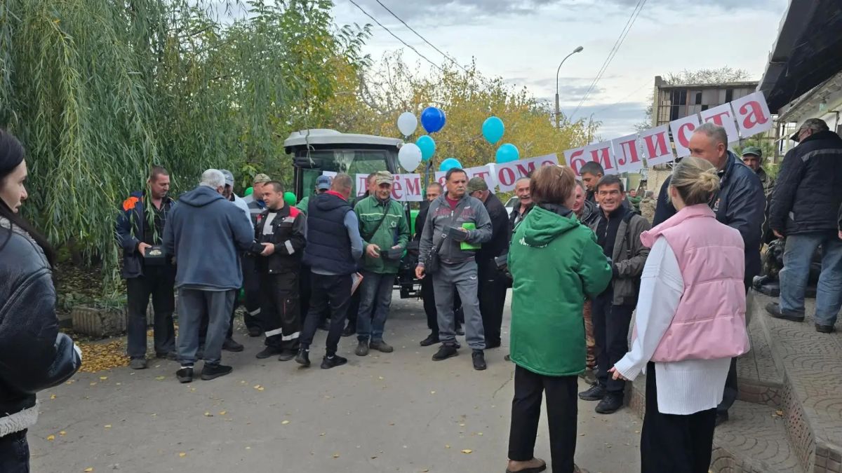 В Луганском комбинате зелёного хозяйства и благоустройства поздравили сотрудников с Днём автомобилиста В Луганском комбинате зелёного хозяйства и благоустройства поздравили сотрудников с Днём автомобилиста