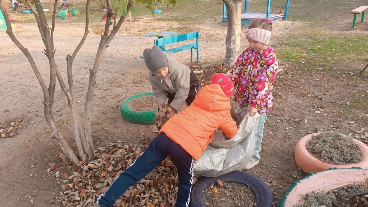 В Лутугинском УВК «Журавлик» воспитанники вместе с родителями приняли участие в экологической акции В Лутугинском УВК «Журавлик» воспитанники вместе с родителями приняли участие в экологической акции