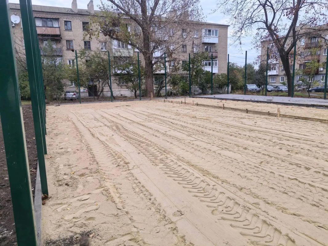 В Ровеньках продолжается строительство спортивной детской площадки