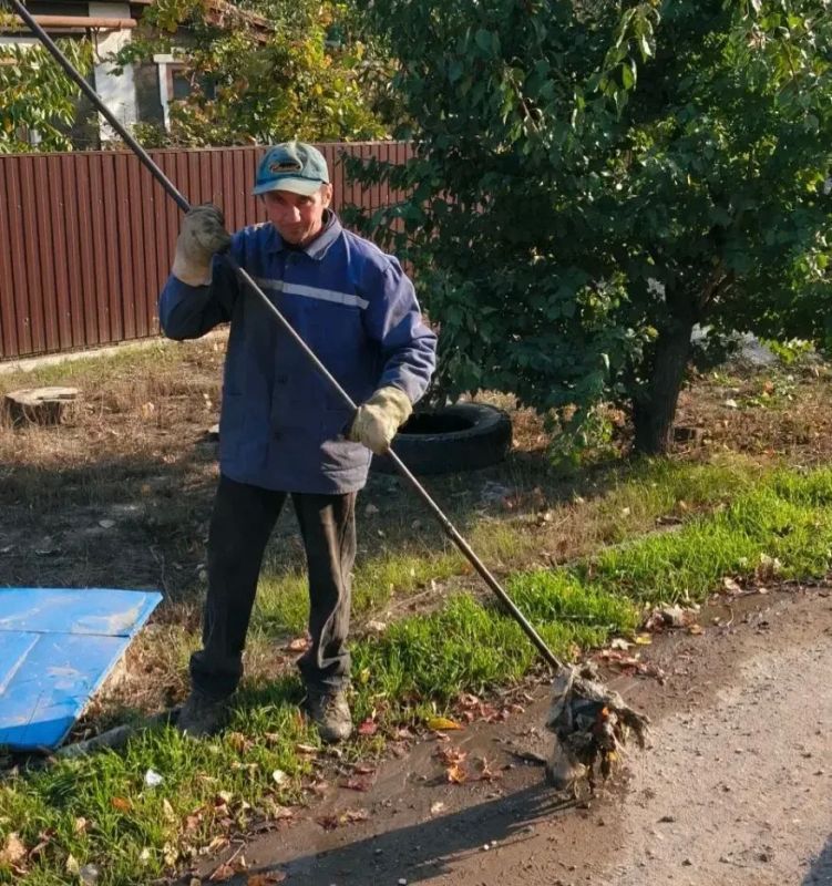 Специалисты Стахановского департамента продолжают ликвидировать засоры канализационной сети в г. Стаханов