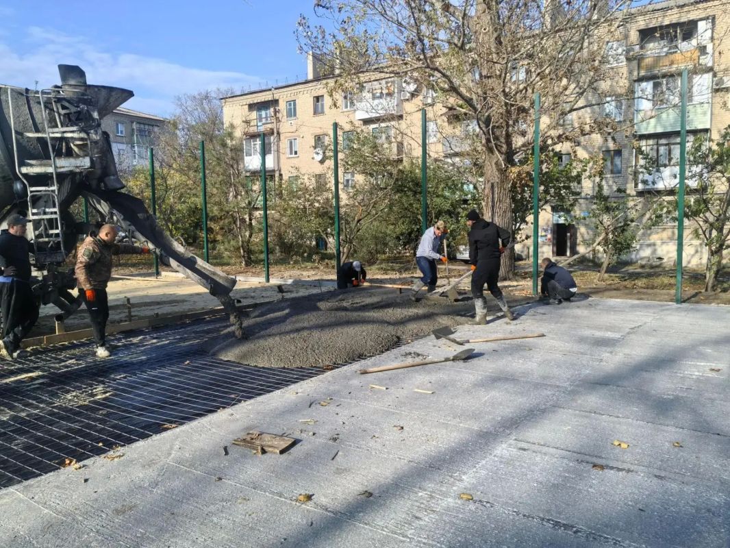 В Ровеньках продолжается строительство спортивной детской площадки В Ровеньках продолжается строительство спортивной детской площадки