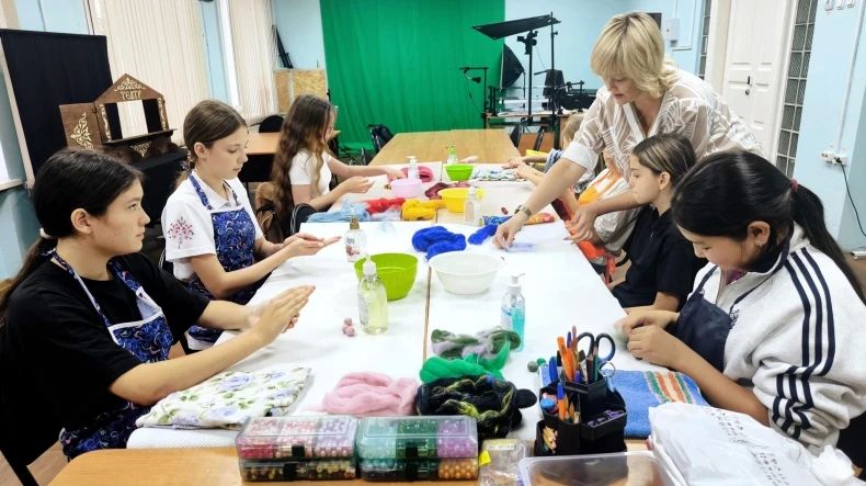 Воспитанницы абаканского Центра детского творчества подготовили подарки ручной работы для ребят из Червонопартизанска Воспитанницы абаканского Центра детского творчества подготовили подарки ручной работы для ребят из Червонопартизанска
