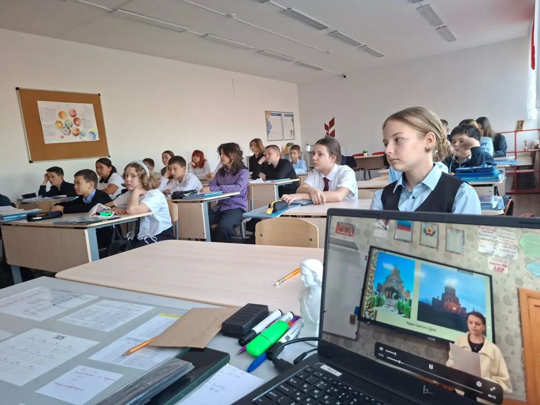 Школьники Оренбуржья и Перевальского округа рассказали друг другу об истории своих регионов Школьники Оренбуржья и Перевальского округа рассказали друг другу об истории своих регионов