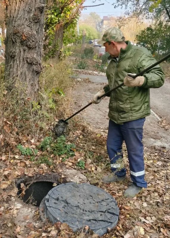 Специалисты Стахановского департамента продолжают ликвидировать засоры канализационной сети в г. Стаханов Специалисты Стахановского департамента продолжают ликвидировать засоры канализационной сети в г. Стаханов