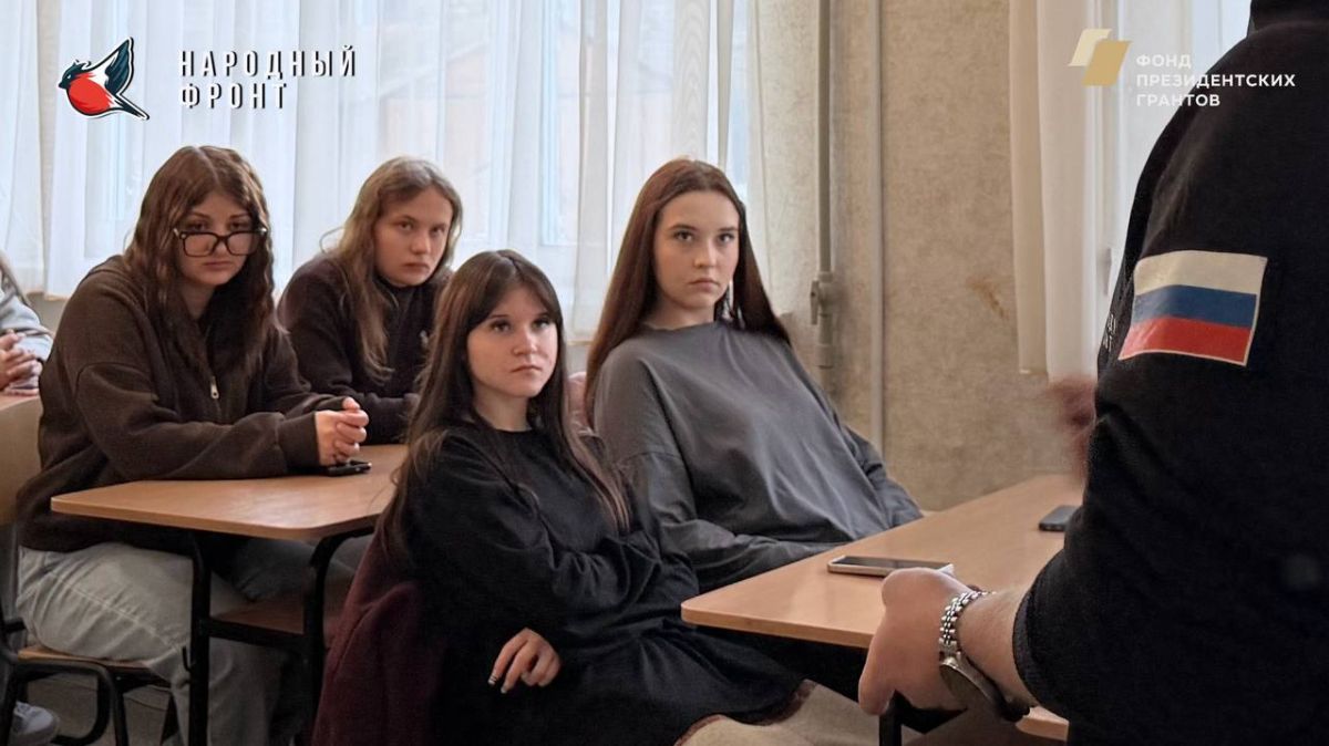 Активисты Молодежки Народного фронта провели агитационную встречу со студентами ГБОУ СПО «Луганский колледж моды, парикмахерского искусства и компьютерных технологий» Активисты Молодежки Народного фронта провели агитационную встречу со студентами ГБОУ СПО «Луганский колледж моды, парикмахерского искусства и компьютерных технологий»