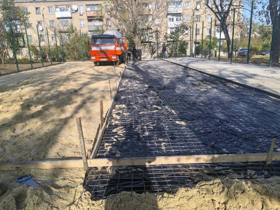 В Ровеньках продолжается строительство спортивной детской площадки В Ровеньках продолжается строительство спортивной детской площадки