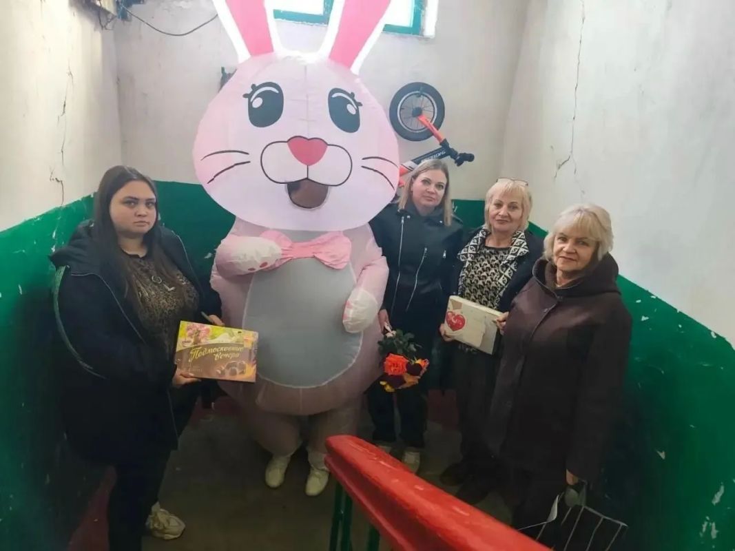 Представители ТОС "Кленовый" поздравили семью с рождением ребенка!