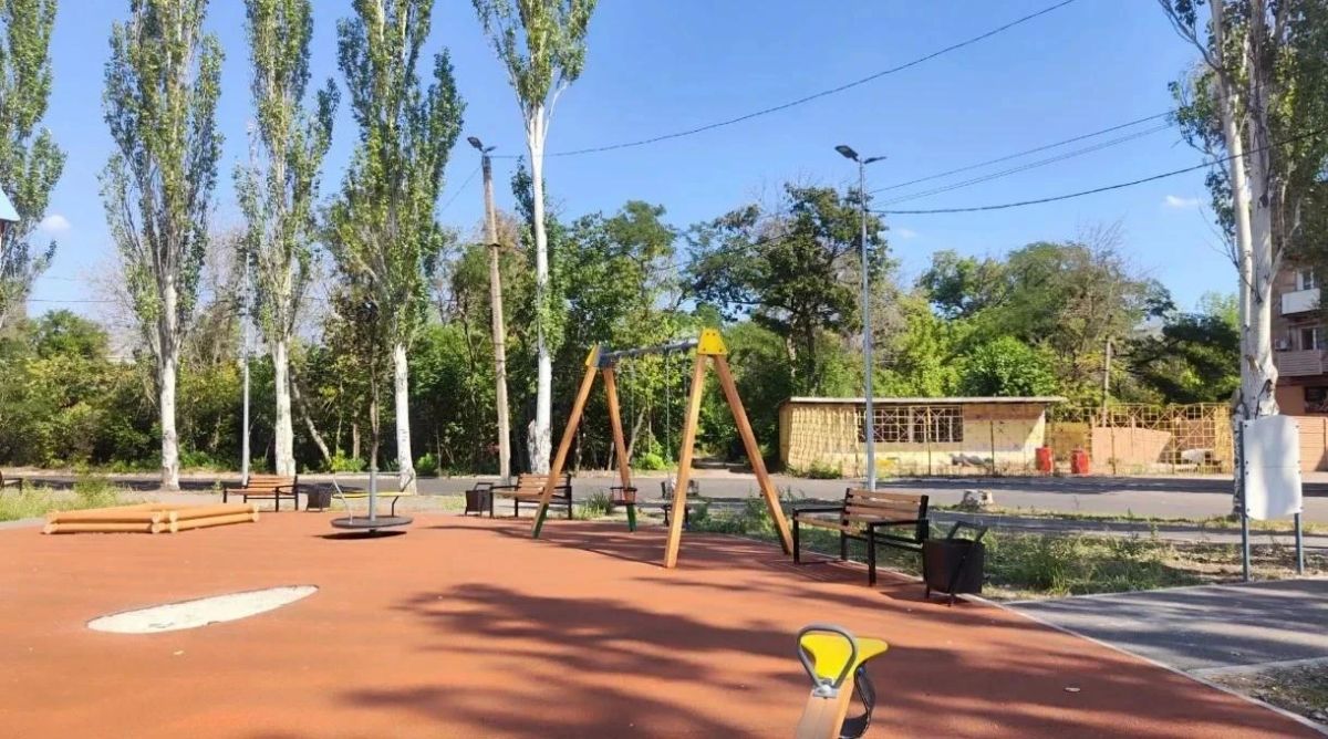 В Стаханове и Брянке завершают благоустройство общественных пространств