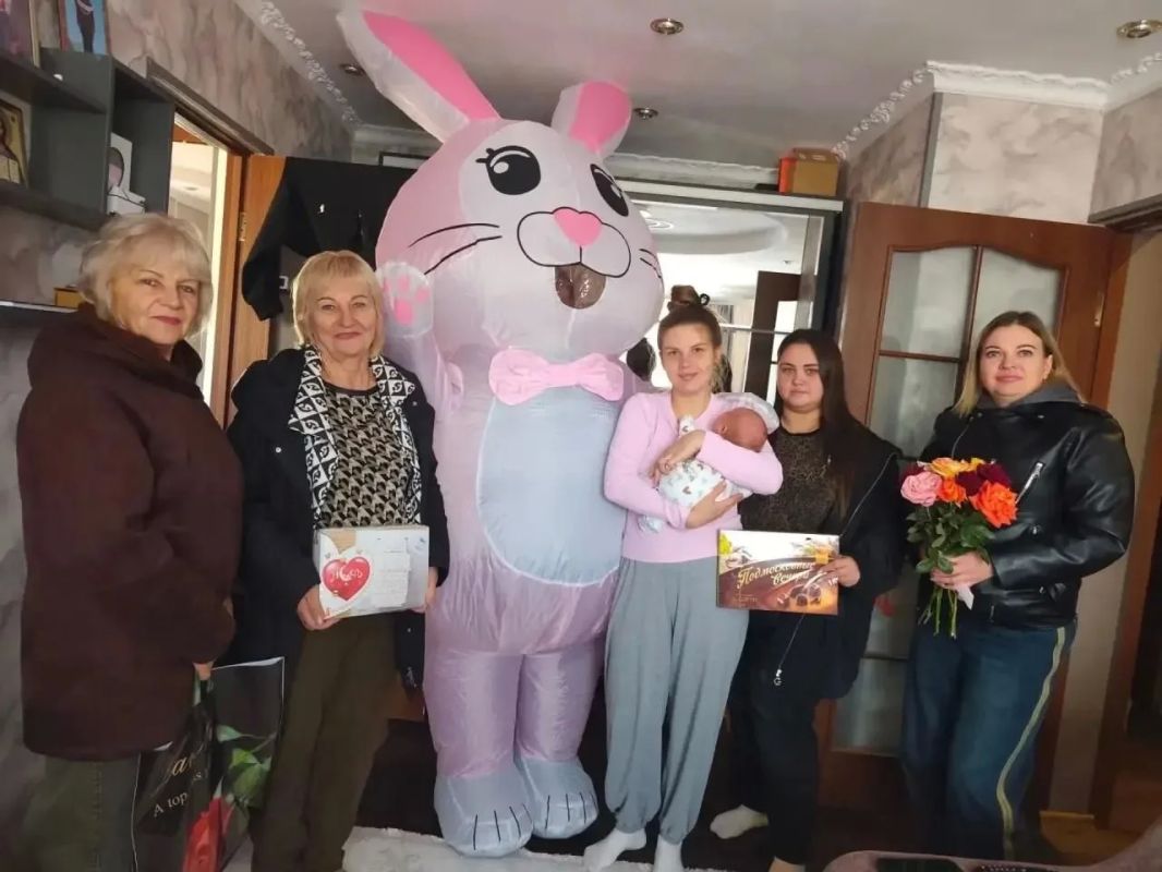 Представители ТОС "Кленовый" поздравили семью с рождением ребенка! Представители ТОС "Кленовый" поздравили семью с рождением ребенка!