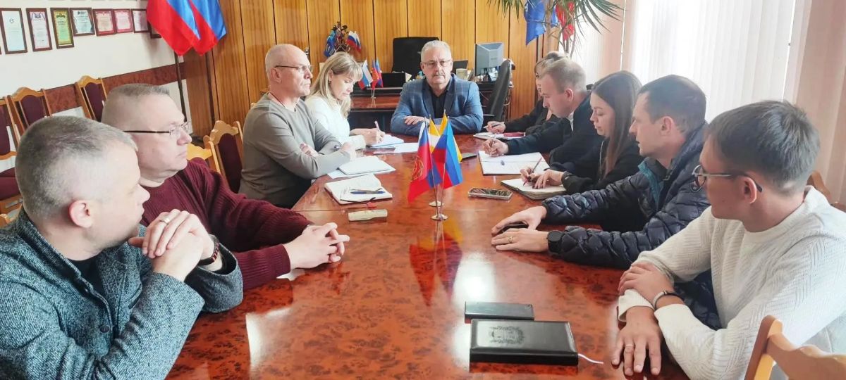 Провел заседание оперативного штаба, на котором рассмотрели обстановку в округе