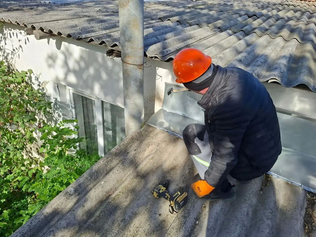Аварийная бригада из Удмуртии отремонтировала кровлю котельной в Первозвановке Аварийная бригада из Удмуртии отремонтировала кровлю котельной в Первозвановке