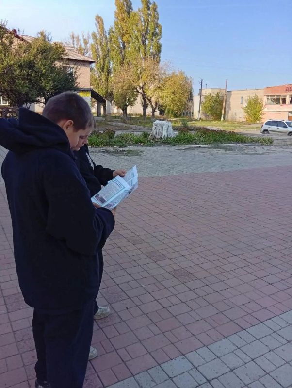 Терроризм представляет собой идеологию насилия и практику воздействия на общество и органы власти путём устрашения, угроз и совершения общественно опасных действий Терроризм представляет собой идеологию насилия и практику воздействия на общество и органы власти путём устрашения, угроз и совершения общественно опасных действий