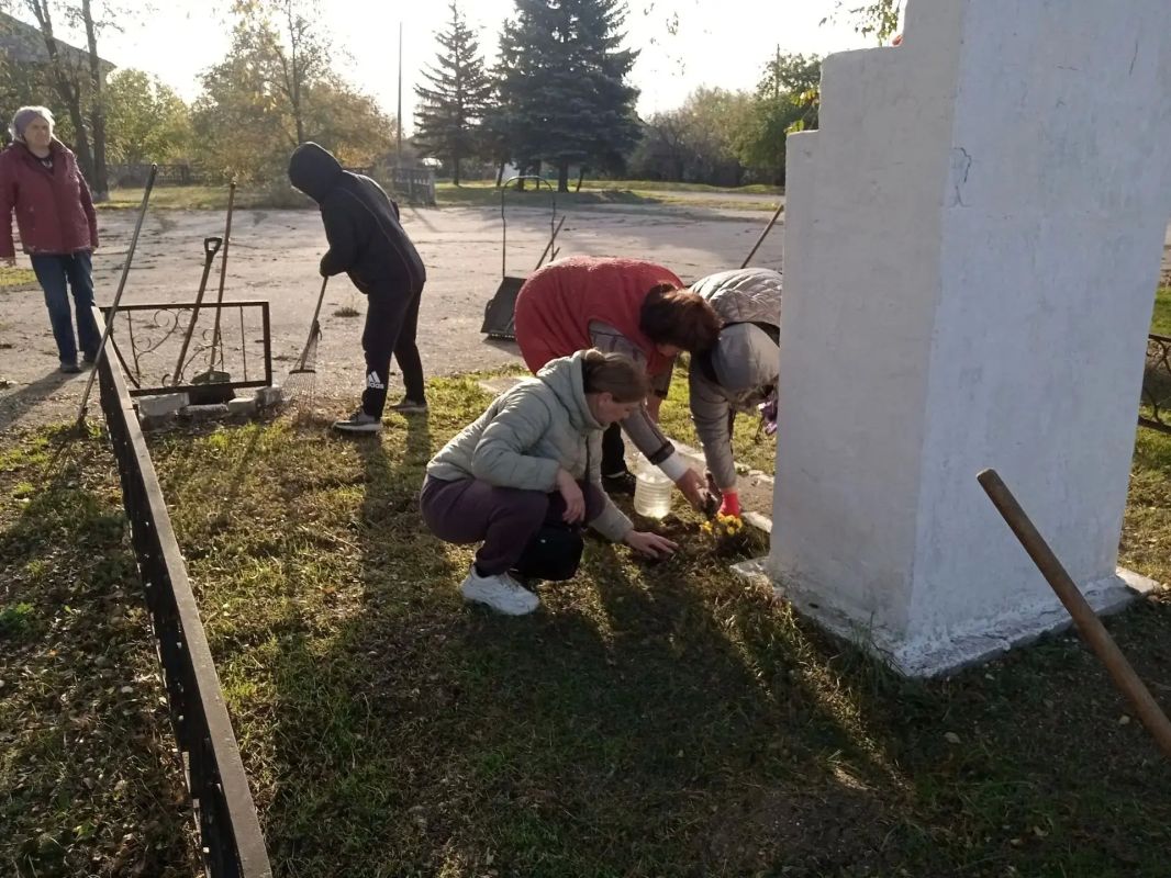 Активисты ТОС «Донецкий» облагородили территорию памятного места Активисты ТОС «Донецкий» облагородили территорию памятного места