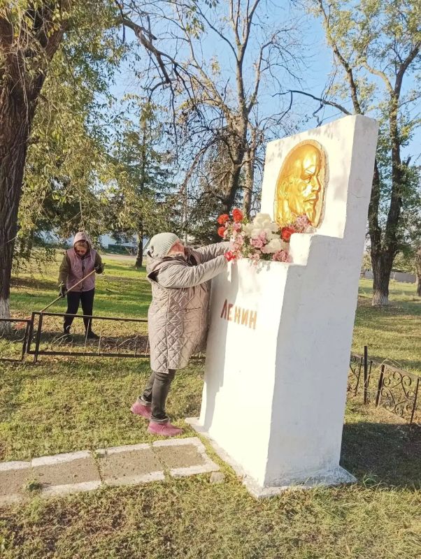 Активисты ТОС «Донецкий» облагородили территорию памятного места Активисты ТОС «Донецкий» облагородили территорию памятного места