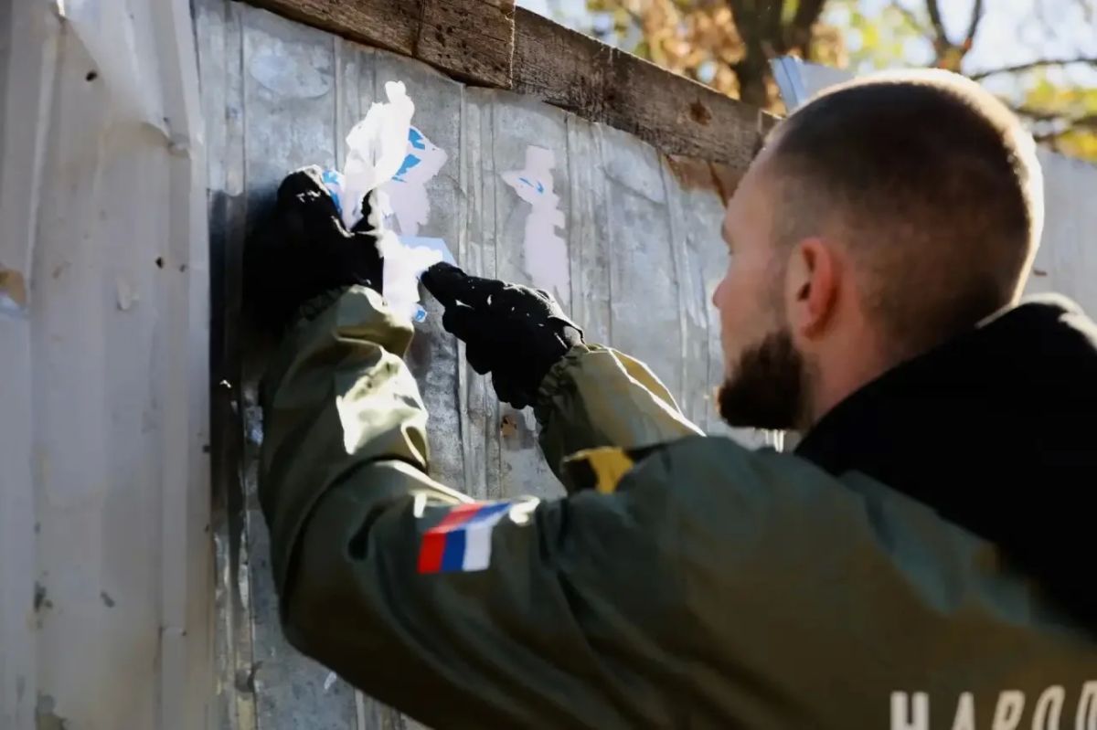 Молодежь очистила улицы Луганска от стихийных объявлений, акция «Чистый город» прошла в рамках проекта «Городская среда» партии «Единая Россия» Молодежь очистила улицы Луганска от стихийных объявлений, акция «Чистый город» прошла в рамках проекта «Городская среда» партии «Единая Россия»