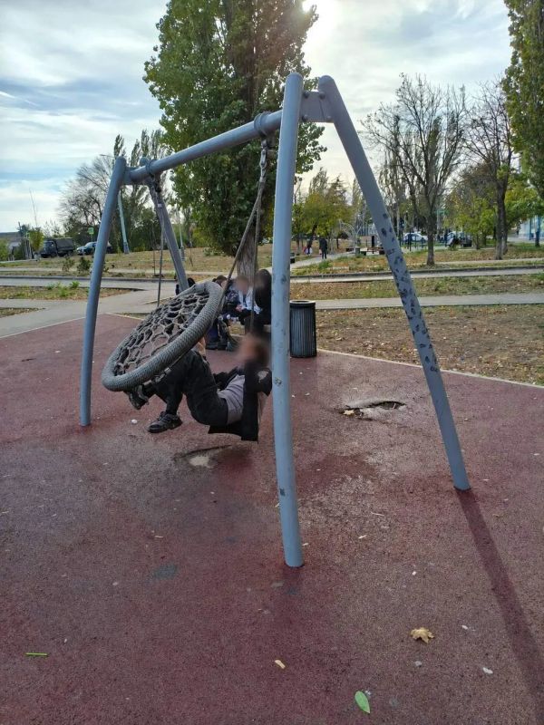 В Луганске вандалы сорвали качели сразу в двух парках