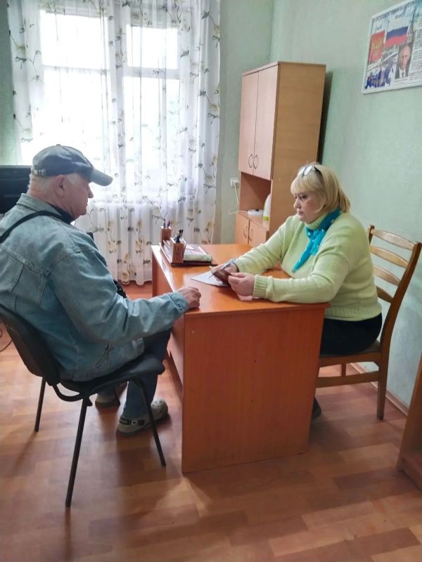 Депутат Совета городского округа города Брянка от ВПП «Единая Россия» Алла Алферова провела приём граждан в жилмассиве Ю.Ломоватка