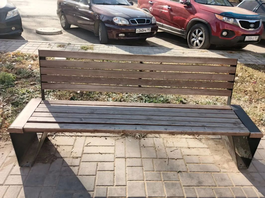 Сотрудники "Комбината зеленого хозяйства и благоустройства" ликвидируют следы вандализма Сотрудники "Комбината зеленого хозяйства и благоустройства" ликвидируют следы вандализма