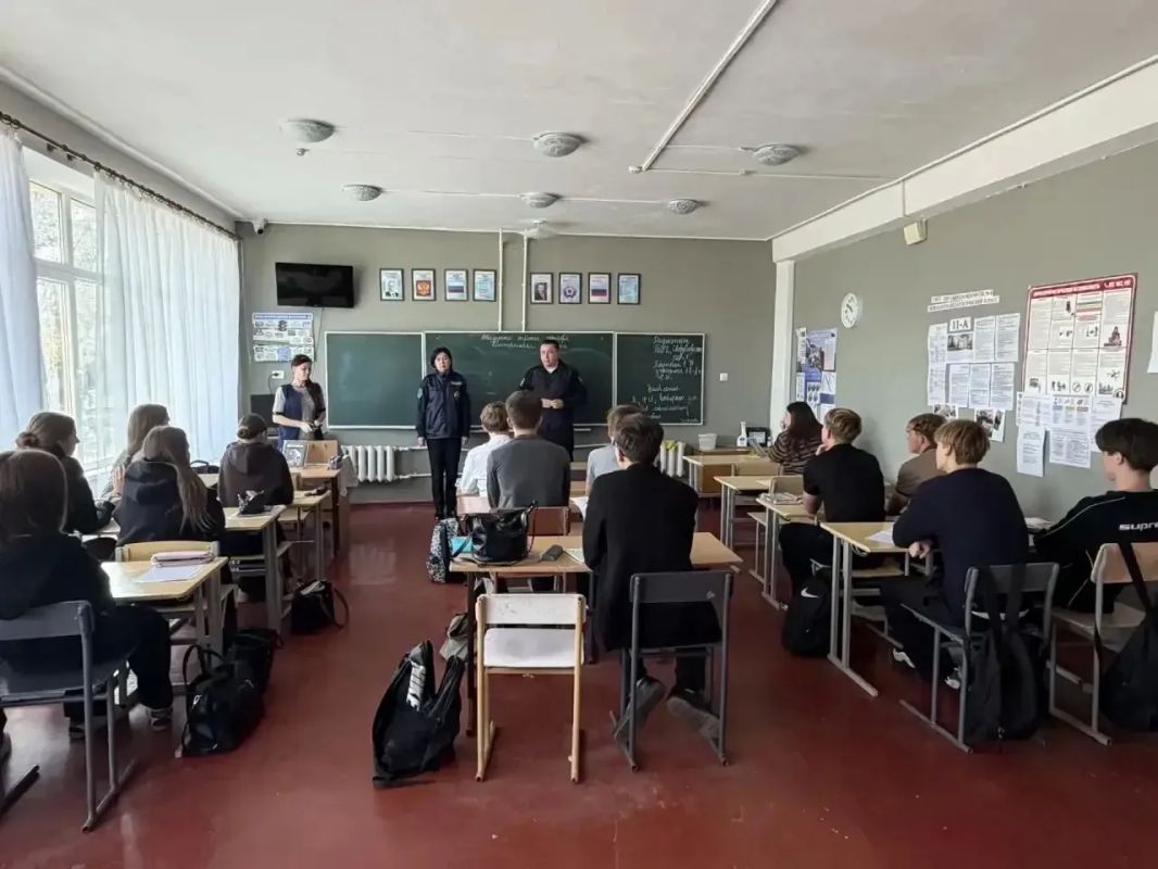 Свердловские полицейские познакомили школьников с возможностями получения ведомственного образования Свердловские полицейские познакомили школьников с возможностями получения ведомственного образования