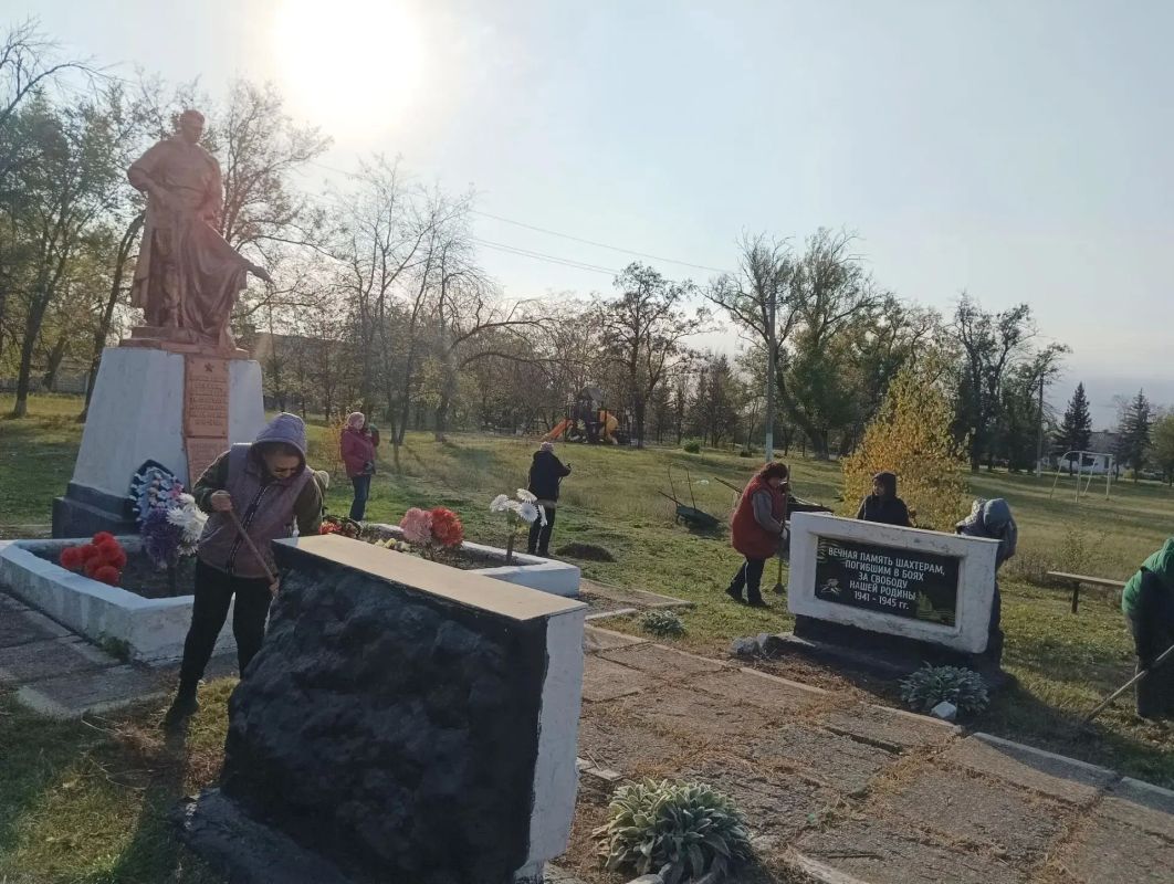 Активисты ТОС «Донецкий» облагородили территорию памятного места Активисты ТОС «Донецкий» облагородили территорию памятного места