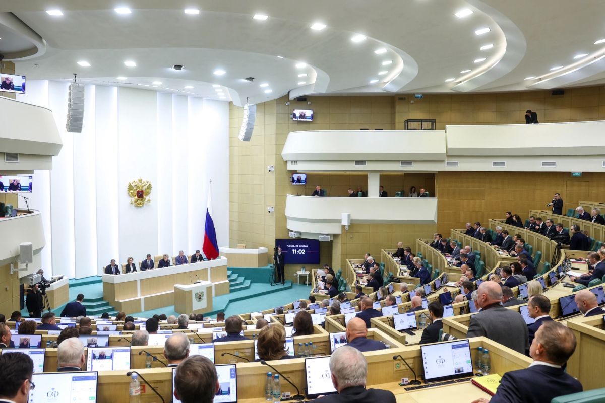 На пленарном заседании Совета Федерации представлены сенаторы, наделённые полномочиями органами государственной власти субъектов РФ