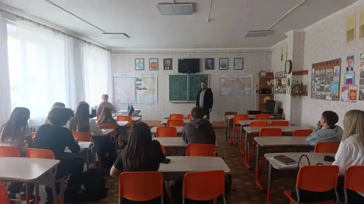 Свердловские полицейские познакомили школьников с возможностями получения ведомственного образования Свердловские полицейские познакомили школьников с возможностями получения ведомственного образования